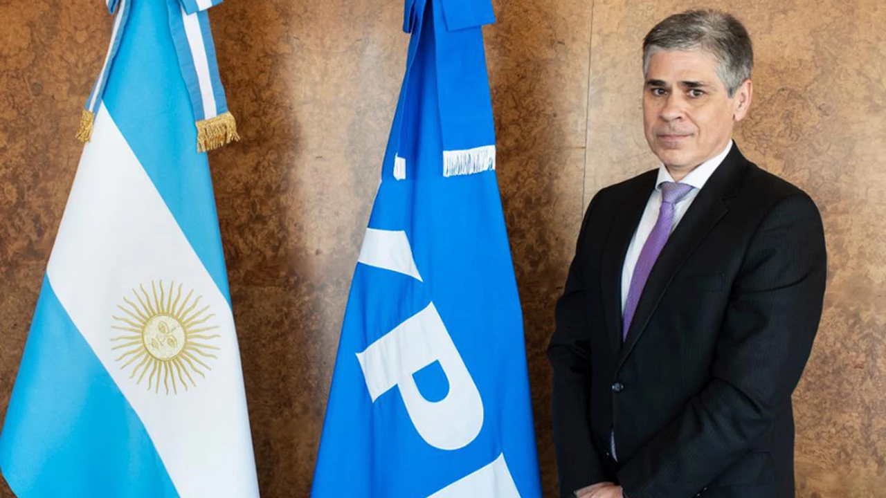 Pablo González asumió como presidente de YPF: esta es su trayectoria