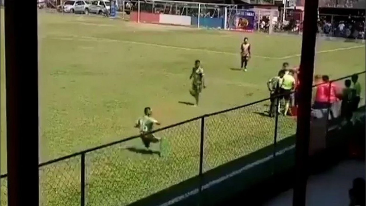 La disparatada forma en que un futbolista simuló una agresión de la hinchada con una cáscara de naranja