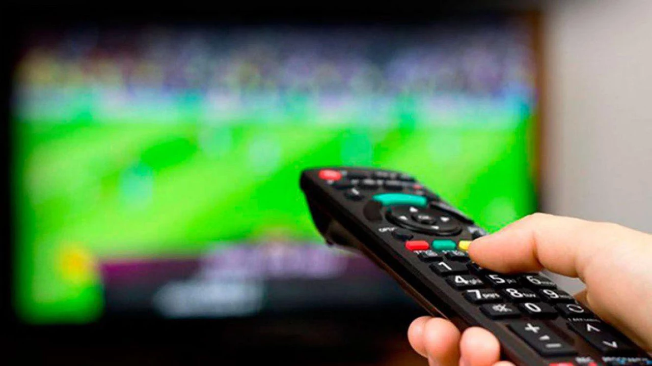 ¿Cuánto cuesta ver fútbol en casa?: los precios de abonos, packs y otras alternativas