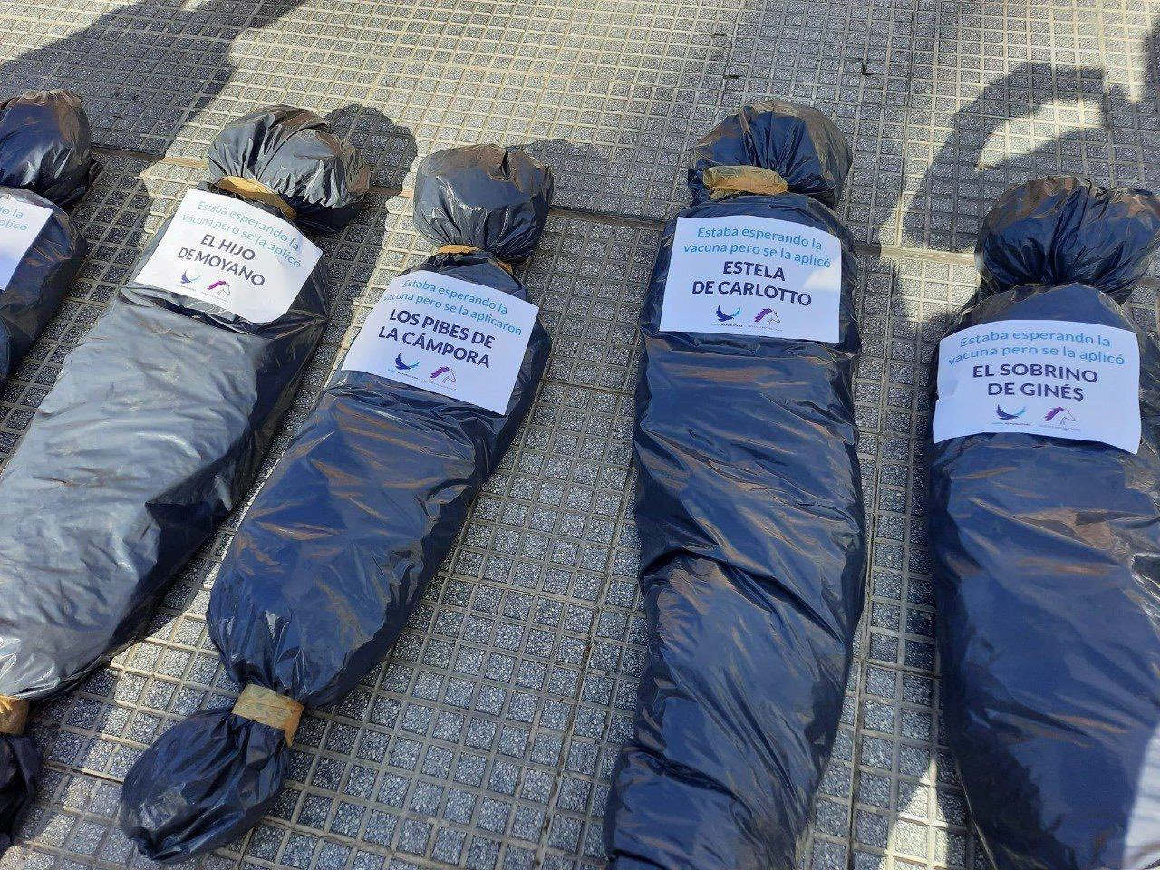 Exhiben bolsas mortuorias con nombres de funcionarios en la puerta de la Casa Rosada