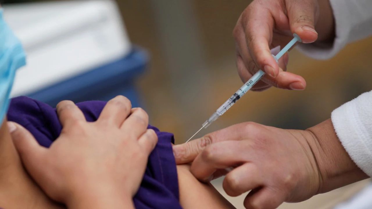 Vacunación en la Ciudad: cuándo comienza la inscripción de personas de 50 a 54 con factores de riesgo
