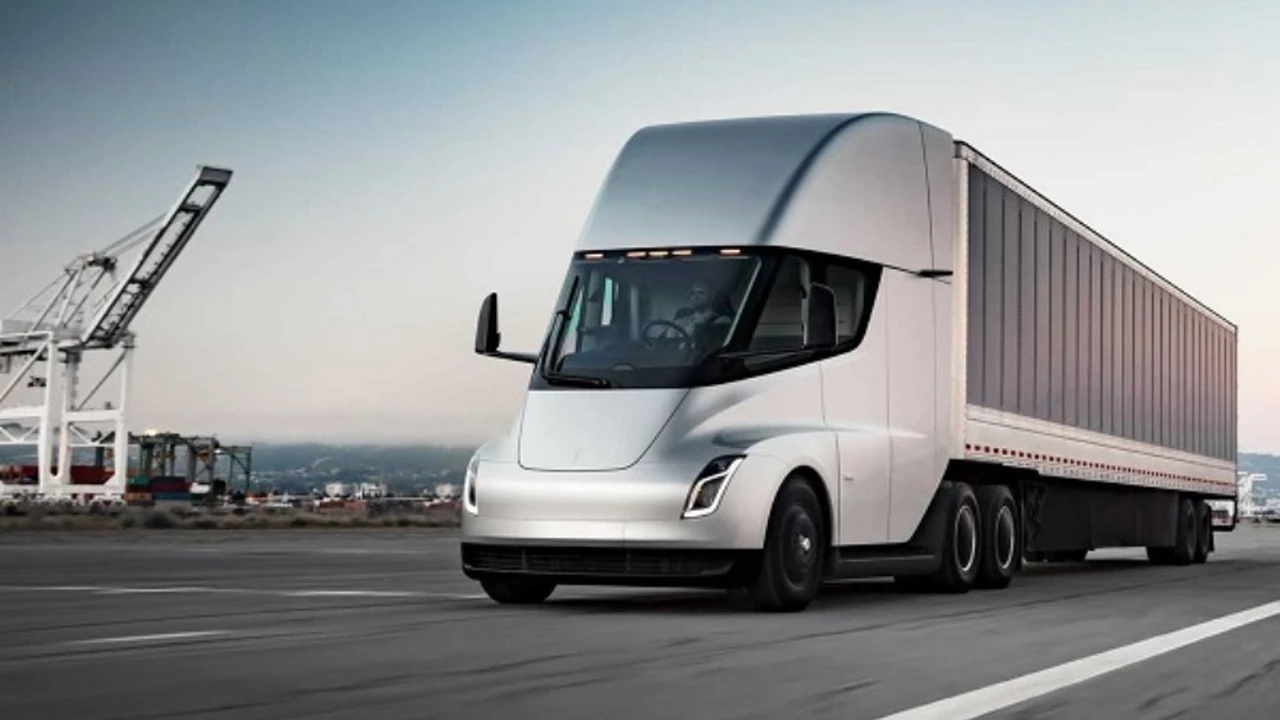 Increíble: por primera vez, los videos con las pruebas del camión eléctrico Tesla Semi