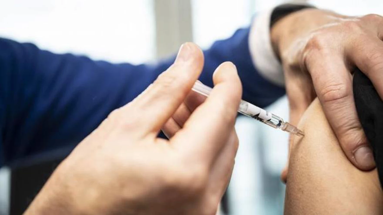 Ciudad comienza a vacunar a personas mayores de 45 años: cuándo y cómo anotarse
