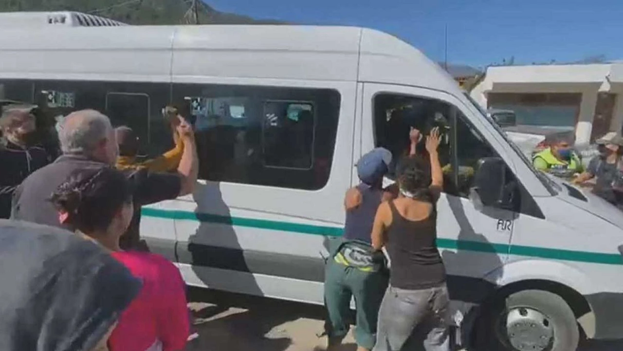 Repudio: dirigentes políticos rechazaron el ataque con piedras de grupos antiminería a la combi donde viajaba Alberto Fernández