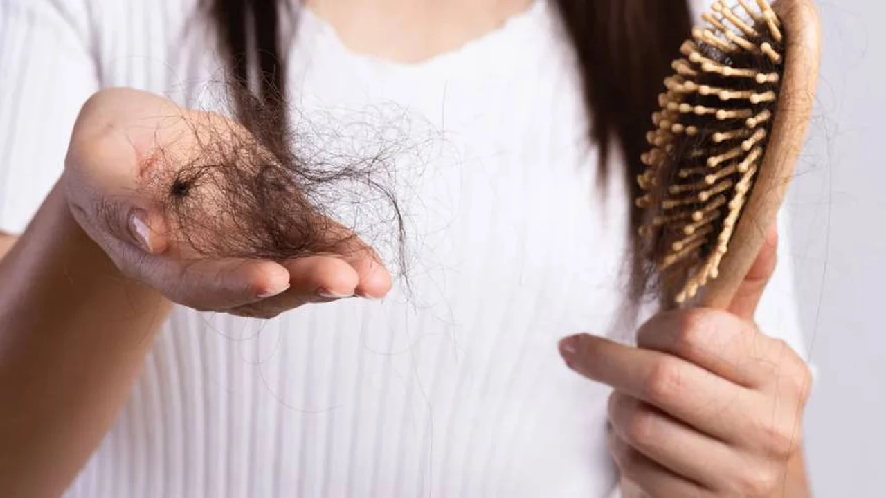 La caída del pelo puede ser una de las secuelas del Covid: ¿por qué sucede y cómo tratarla?