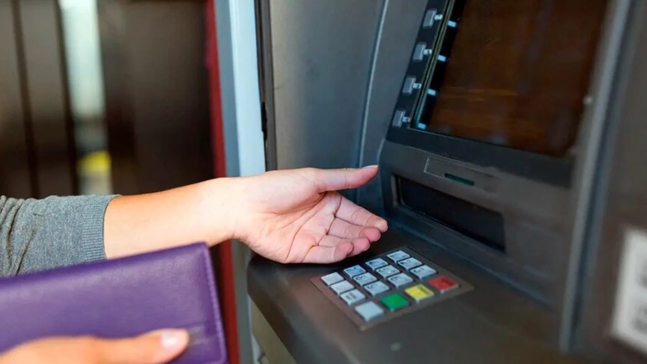 Cómo y dónde extraer dólares del cajero automático