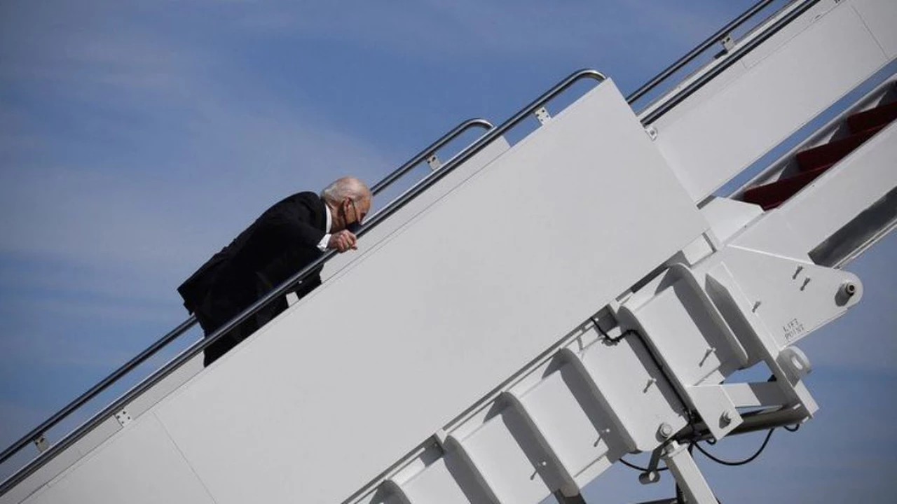 El blooper de Joe Biden: así tropezó y se cayó mientras subía al avión presidencial