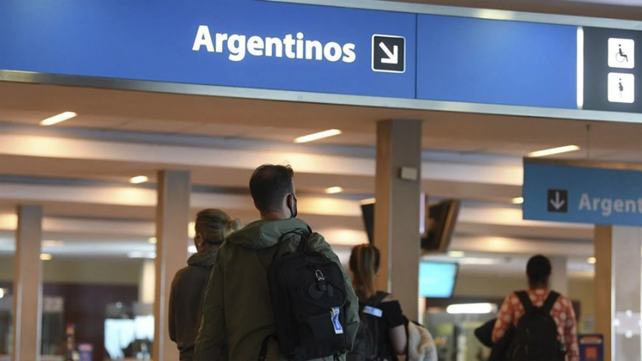 Vuelven a aumentar los vuelos: entra a regir la "tasa Milei" y viajar se hace cada vez más caro en Argentina