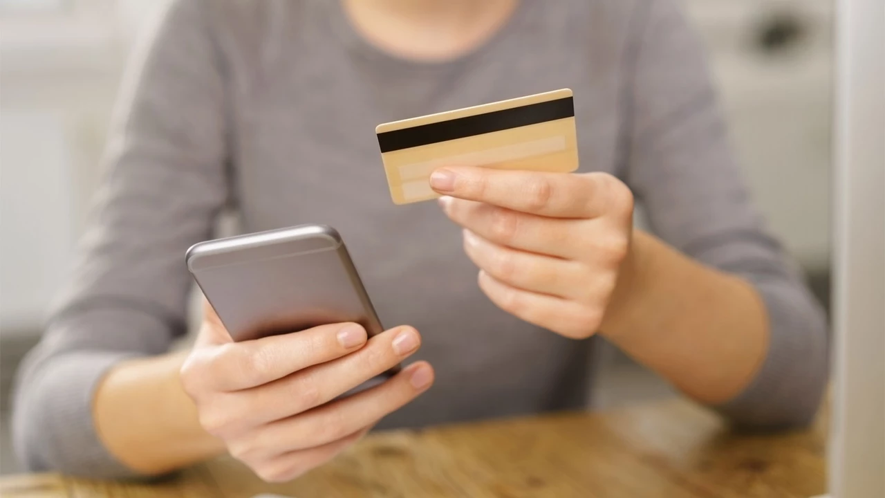 ¿Usar tarjeta de débito o crédito?: esto es lo que más te conviene, según un experto
