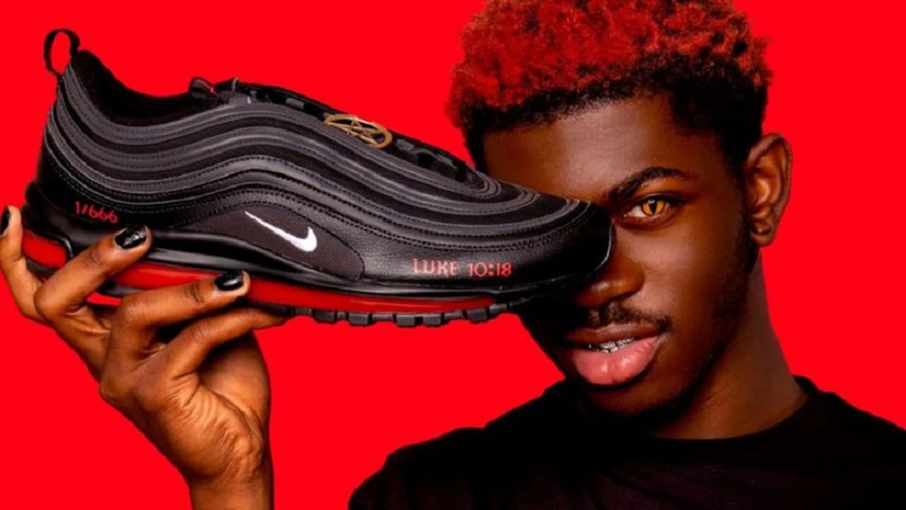 Mirá las "zapatillas de Satán" con sangre humana que llevaron a Nike a demandar a un colectivo artístico