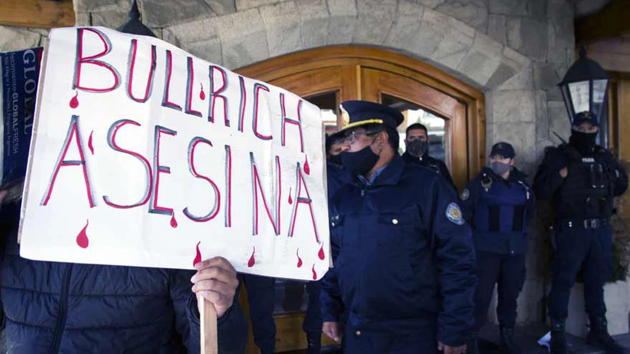 Sergio Maldonado y manifestantes "escracharon" a Patricia Bullrich en Bariloche