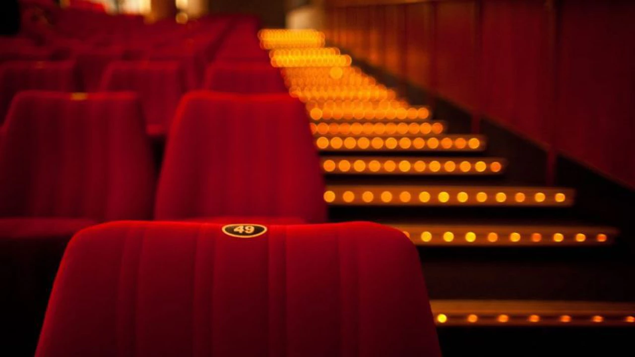 Otra víctima de las restricciones: cierra una de las salas de cines más importantes de la Ciudad