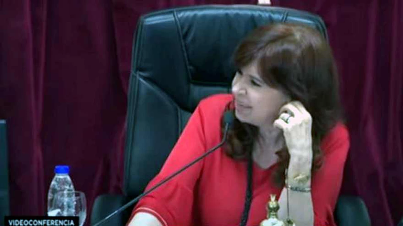 Cristina Kirchner acusó de "barrabravas" y "maleducados" a estos senadores y ordenó: "Cállense la boca y escuchen"