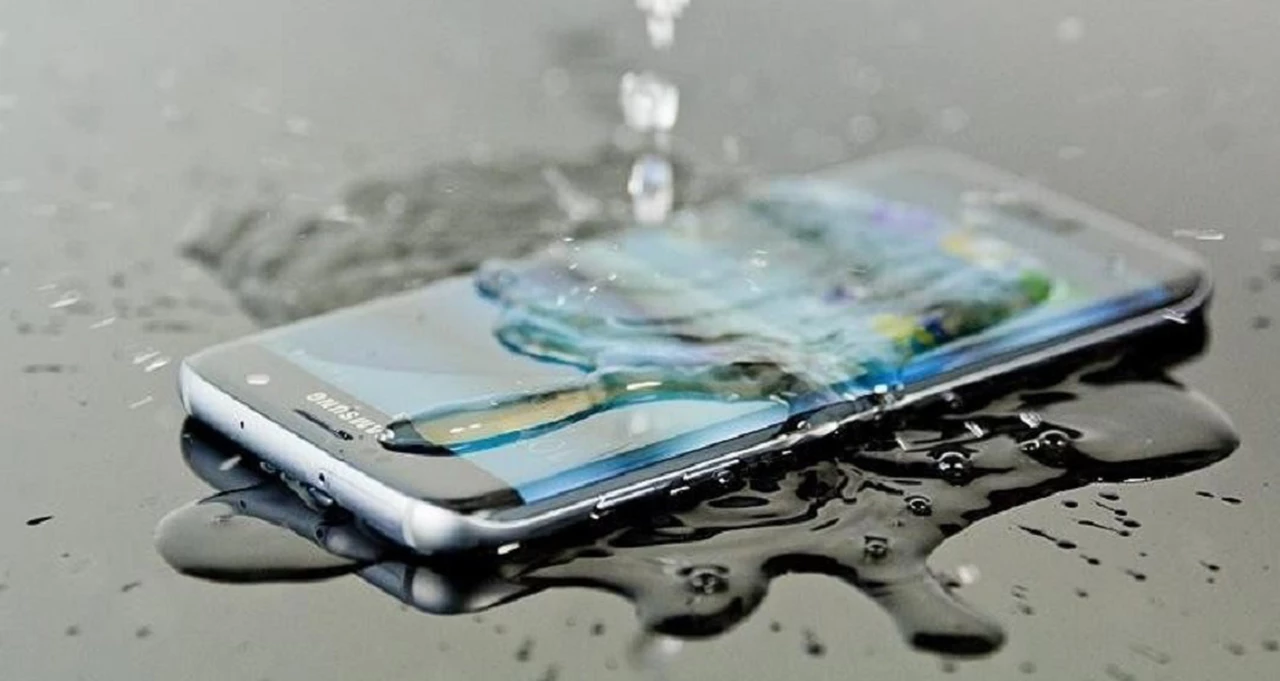 Cómo reparar un celular mojado sin gastar un solo centavo