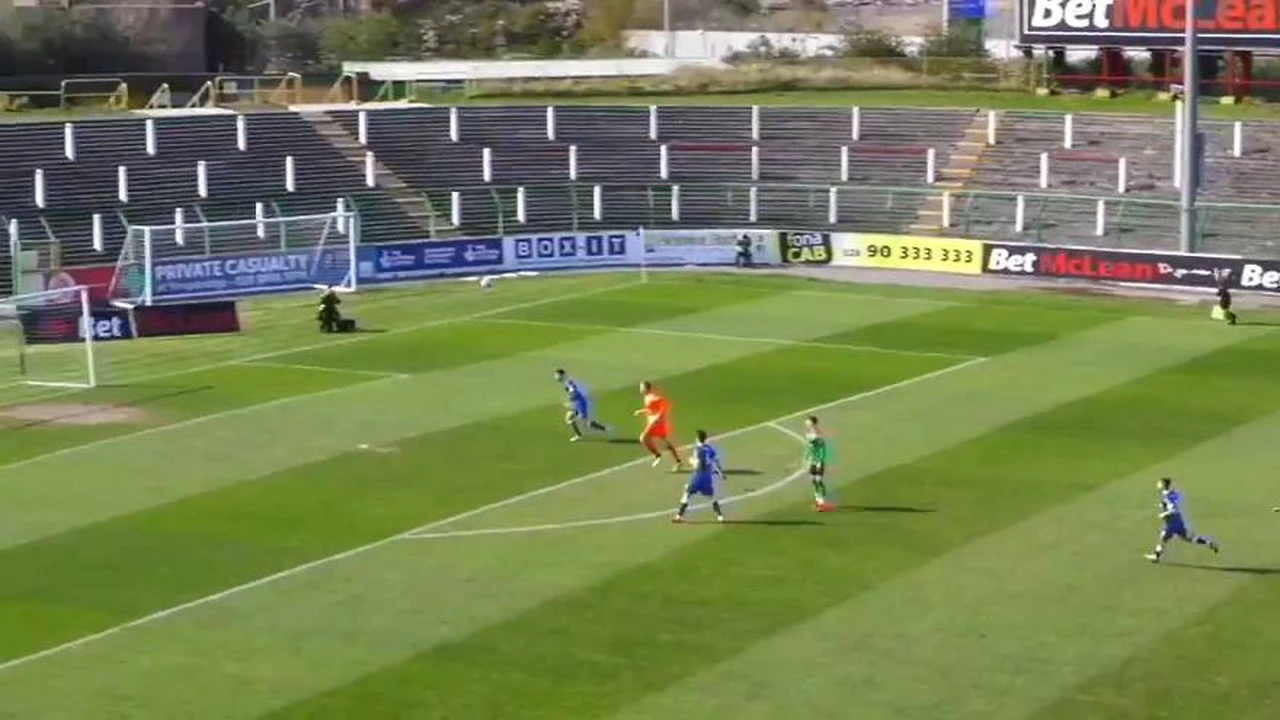 Video: el impactante gol de cabeza desde 36 metros que hizo un futbolista y que casi le quita el récord a Martín Palermo