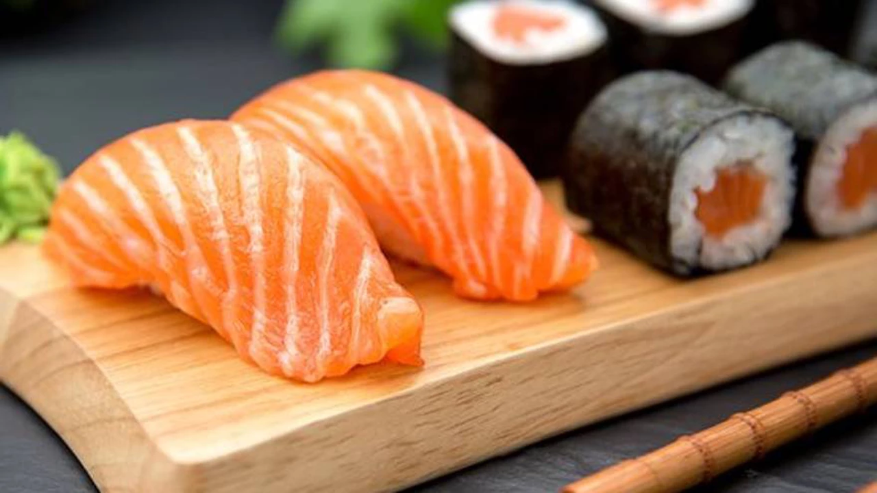 Alerta para los fanáticos del sushi: el salmón fresco supera los $6.500 y casi no se consigue