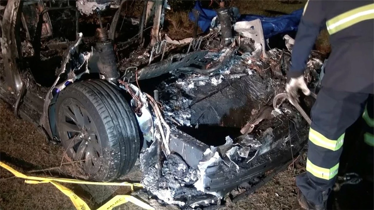 Revés para Tesla: un auto "sin nadie al volante" se accidentó y provocó dos muertes