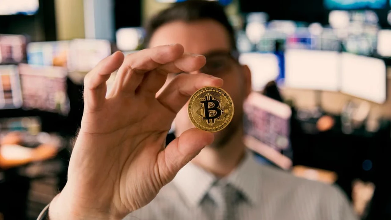 Bitcoin a punto de caer de los u$s55.000: ¿cuál es el futuro escenario para los analistas?