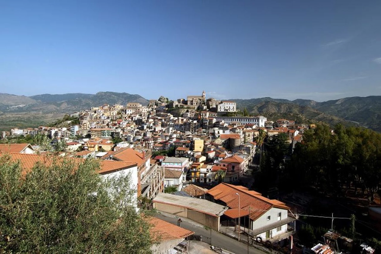 Un pueblo italiano en las laderas del Etna pone a la venta casas por tan solo un euro: ¿qué requisitos piden?