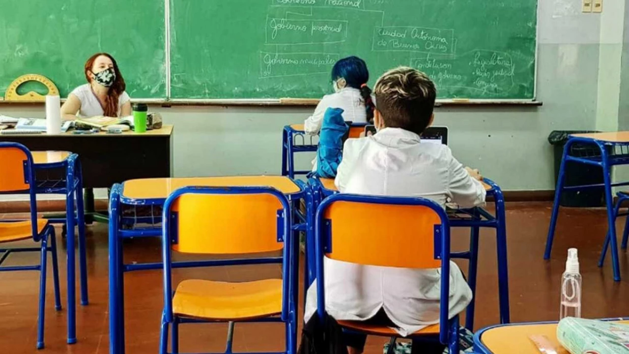 "Distanciamiento admisible" en la escuela: el Gobierno evalúa permitir más chicos en cada aula