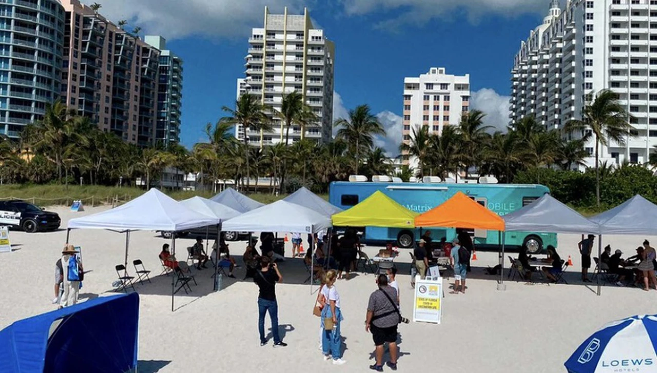 Miami vacuna gente en la playa y en un Walmart