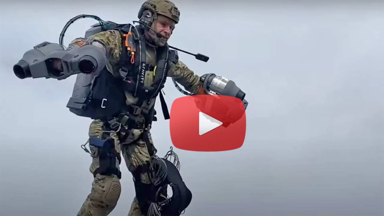 Video: así la marina británica prueba "hombres voladores" para abordar barcos