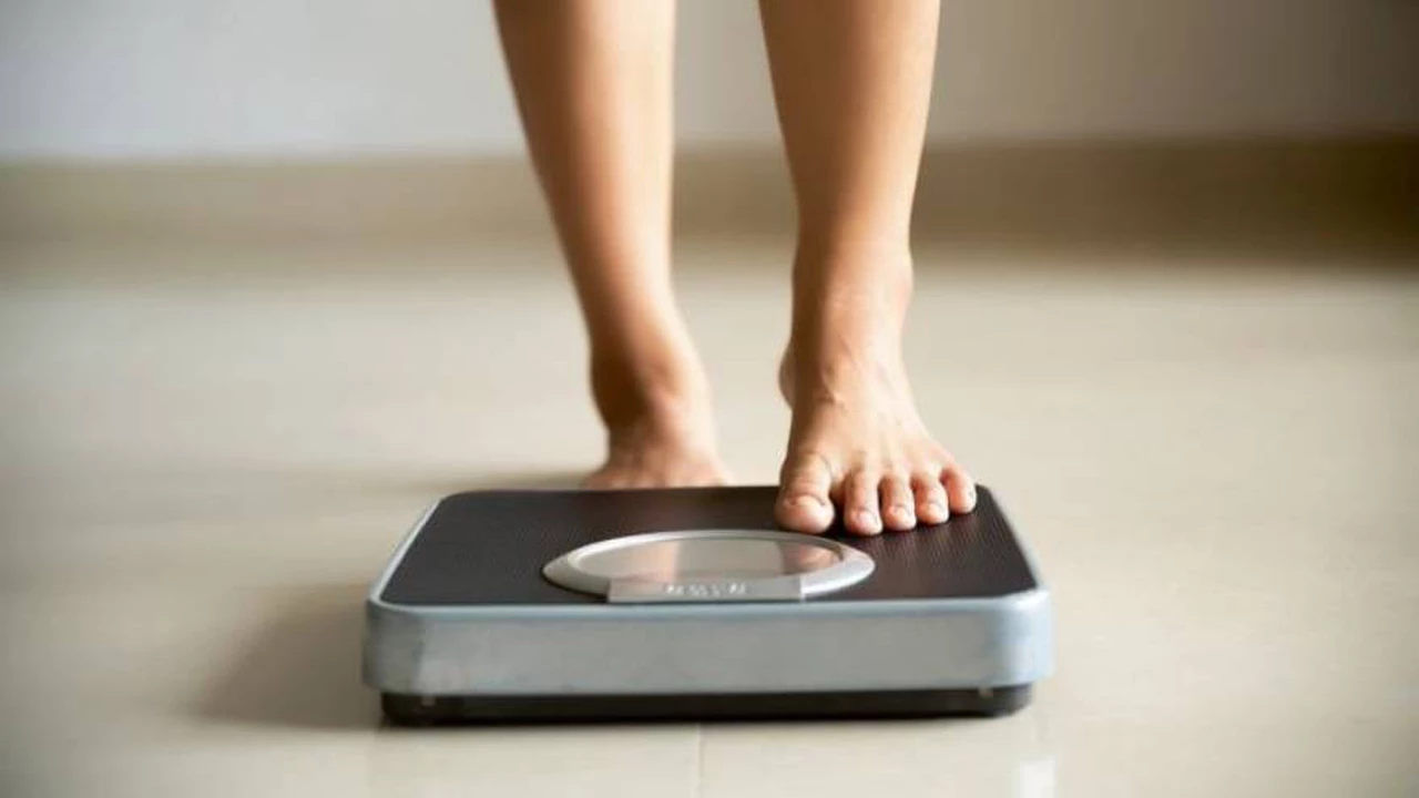 Por qué no deberías confiar en el peso que indica la balanza, según una experta