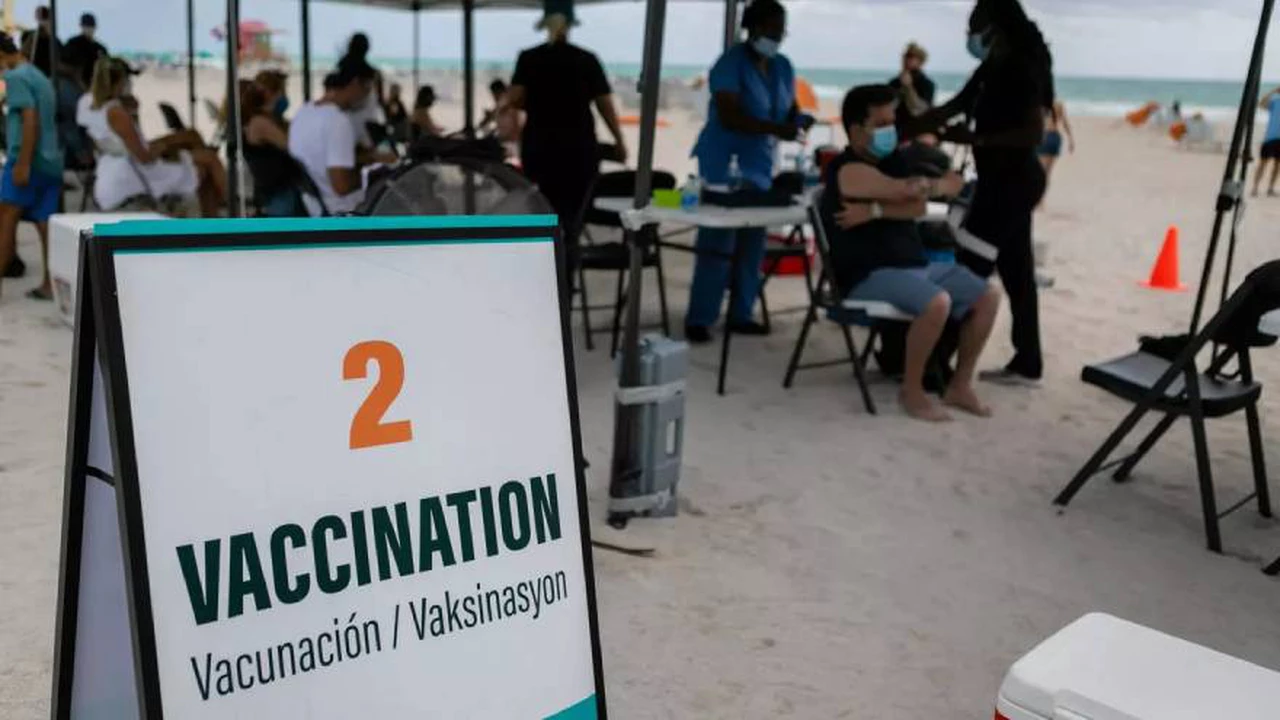 La vacunación en Miami: las llamativas imágenes de la playa estadounidense