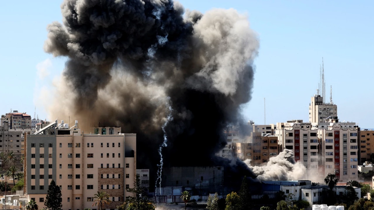 Video: impactante caída de un edificio en Gaza con oficinas de AP durante un ataque aéreo israelí