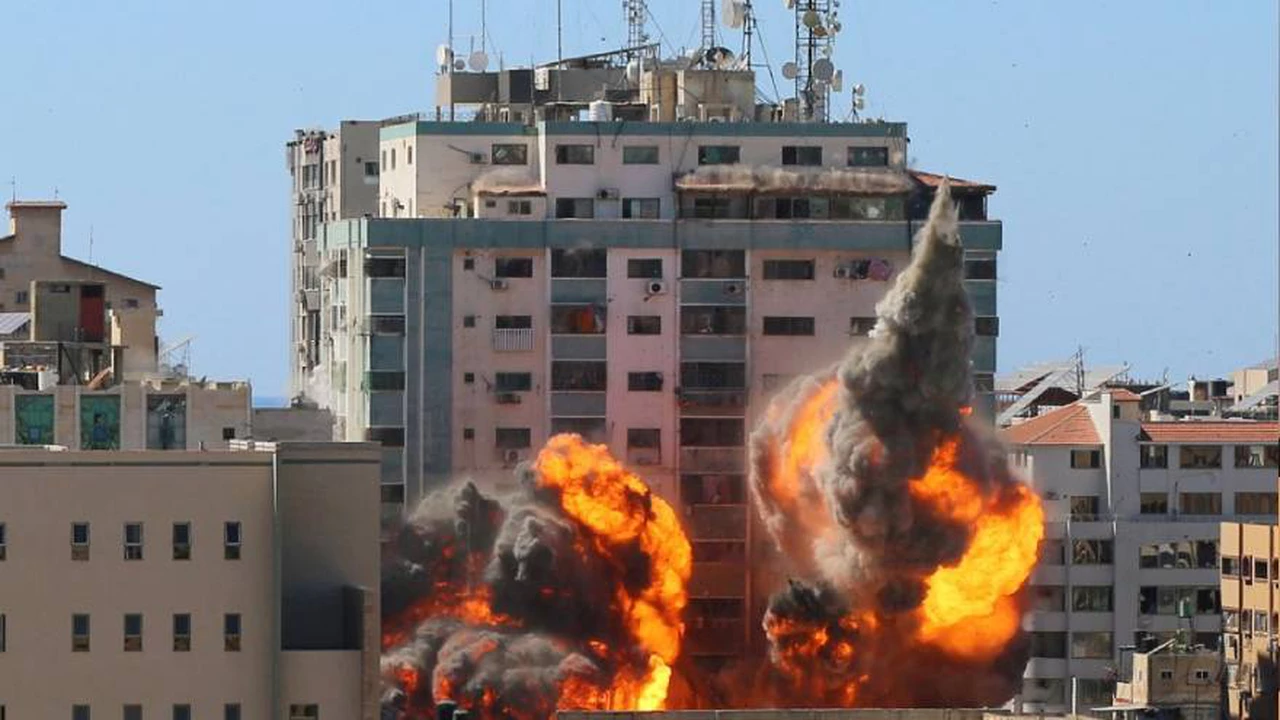 Las impactantes imágenes del bombardeo al edificio donde funcionaban las agencias AP y Al Jazeera en Gaza