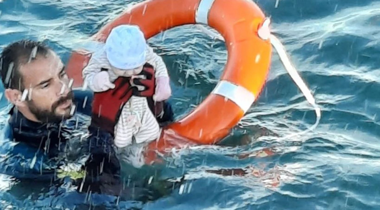 La foto que recorrió el mundo: un guardia civil logró rescatar a un bebé del medio del mar