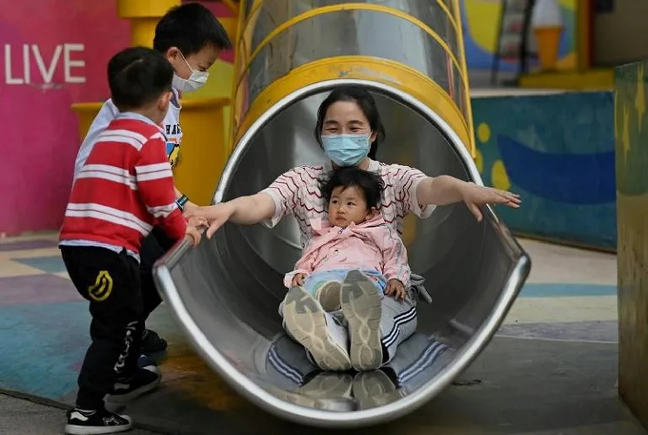 Cambio de era y paradigma: China permitirá a familias tener tres hijos