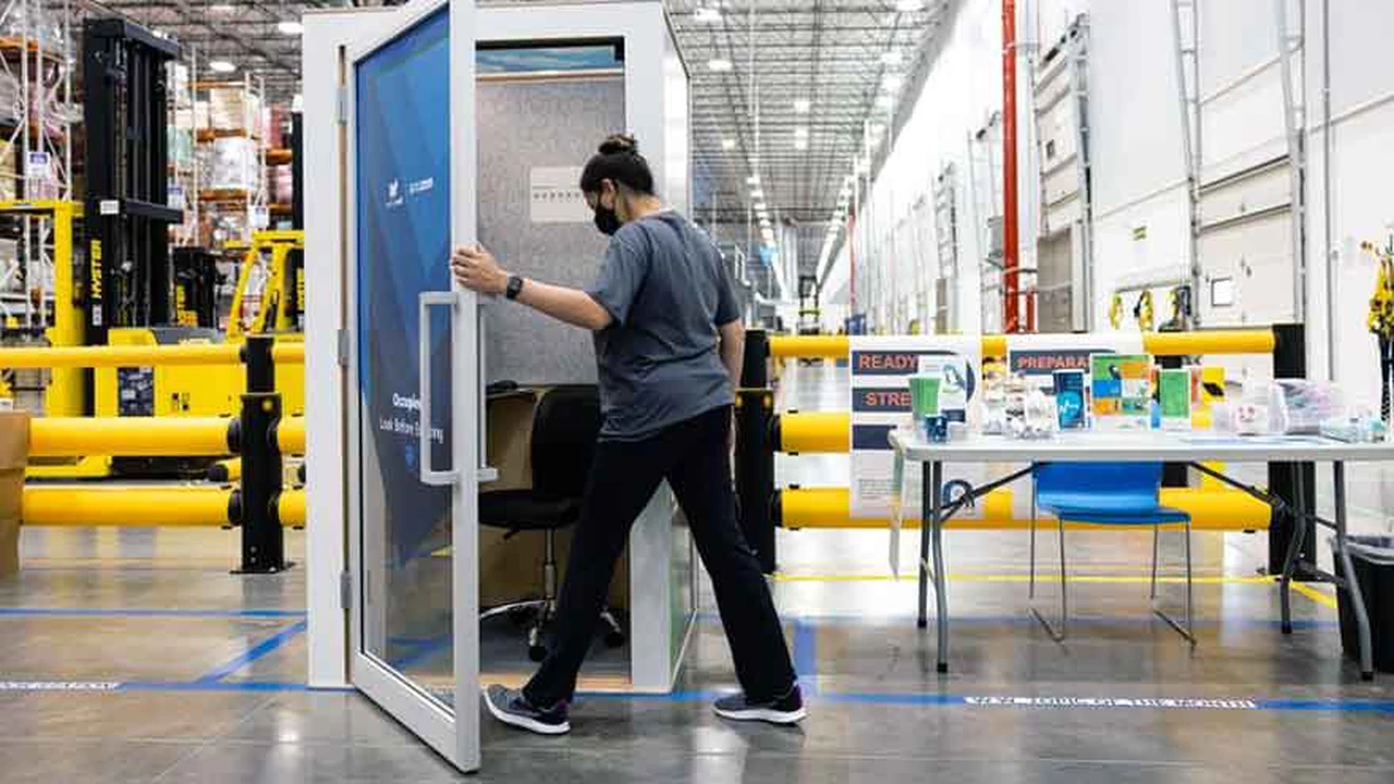 ¿Bienestar o explotación?: Amazon presentó estas polémicas cabinas para sus empleados