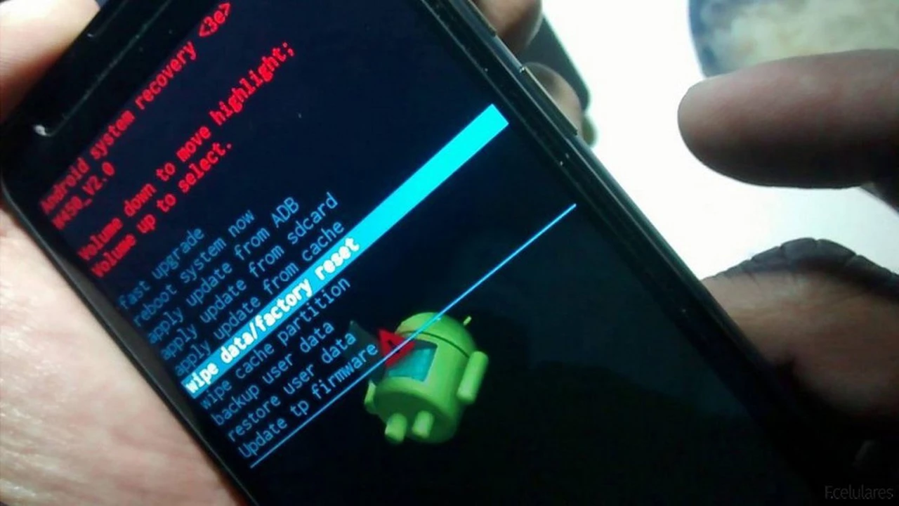 Cómo restablecer de fábrica un celular Android o iPhone