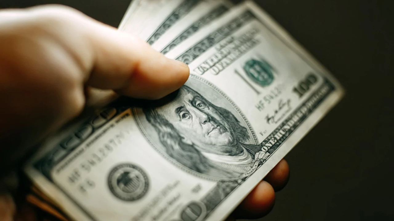 El dólar blue está a solo $10 del récord de $195: qué factores siguen presionando al paralelo