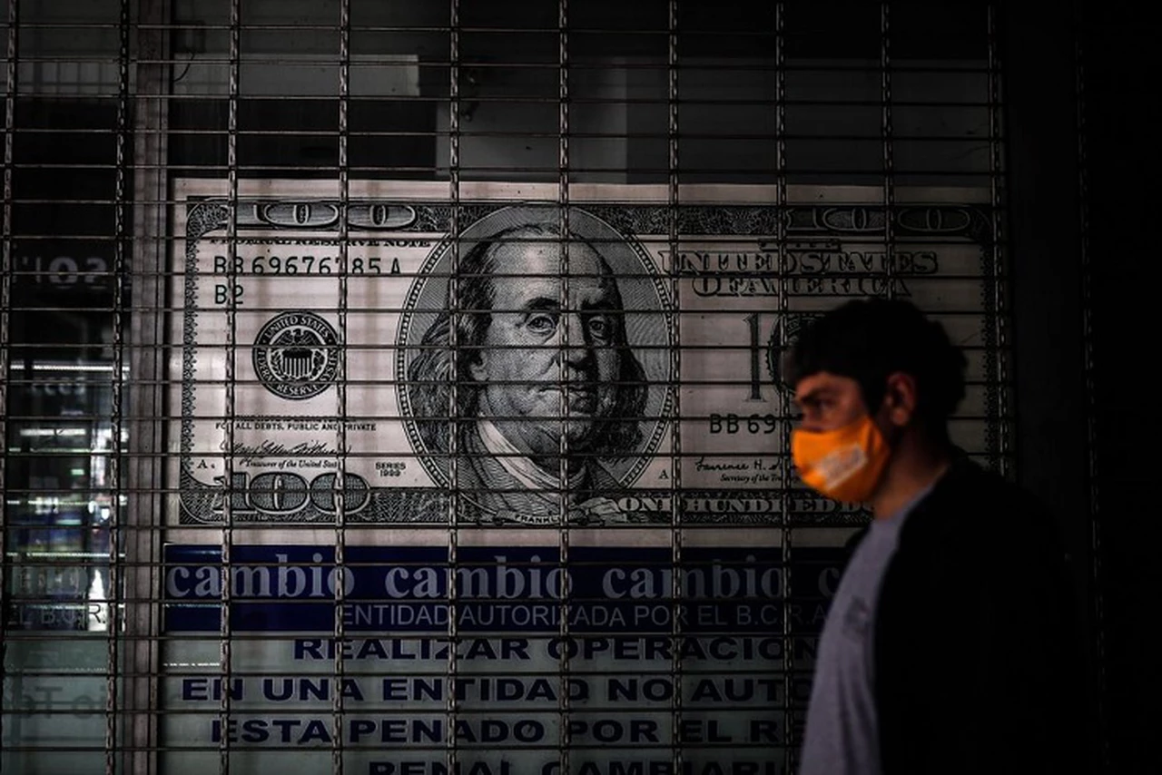 En plena escalada del blue, el Gobierno busca bajar la tensión quitándole protagonismo al "dólar SENEBI"
