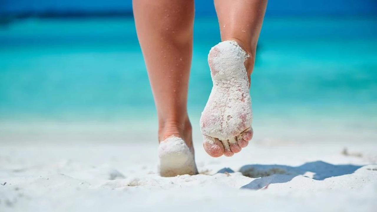 ¿Vas a la playa y al irte no podés sacarte la arena de los pies?: este es el truco más efectivo