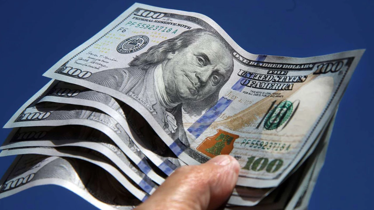 El blue llegó a un nuevo récord y resurgió el negocio del "dólar puré": ¿cuánto se puede ganar con la brecha?
