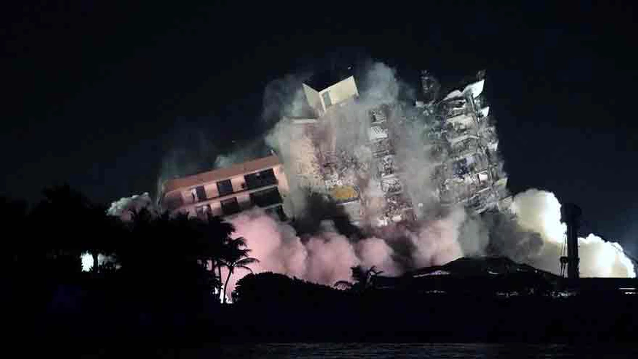 Video: demolieron lo que quedó en pie del edificio de Miami tras la tragedia