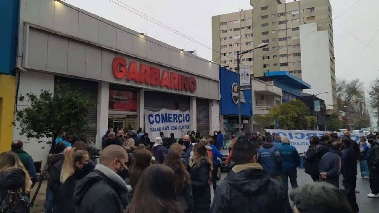 Garbarino en crisis: empleados de comercio siguen con toma de sucursales en reclamo del los sueldos