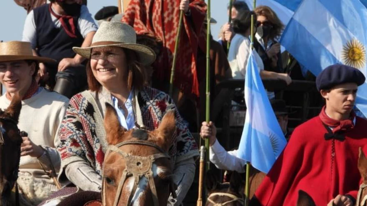 Con poncho y a caballo: Patricia Bullrich se sumó a la protesta del campo en San Nicolás