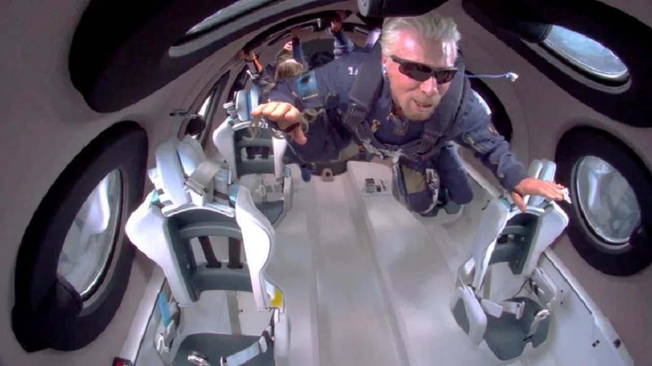 Así fue el viaje del multimillonario Richard Branson a las puertas del espacio a bordo de su propia nave
