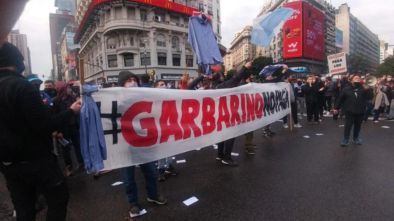 Garbarino: los empleados se manifestaron en el centro y reclamaron el pago de sueldos
