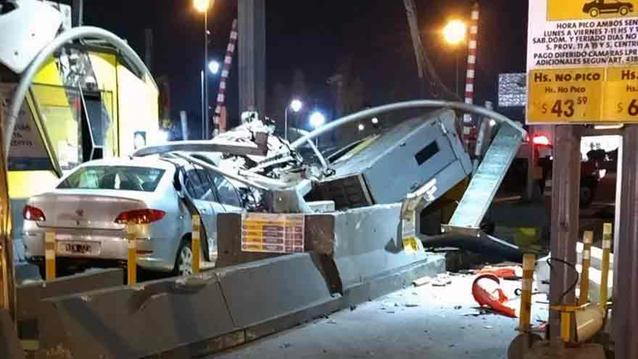 Video: Un auto venía a gran velocidad por la autopista Illia e impactó sobre otro en la cabina de peajes