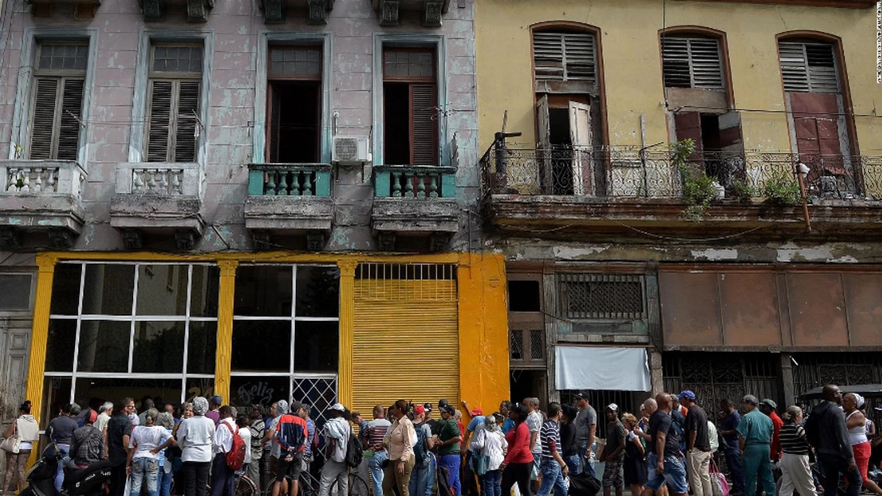 La realidad en Cuba: una fila para comprar productos puede durar una semana