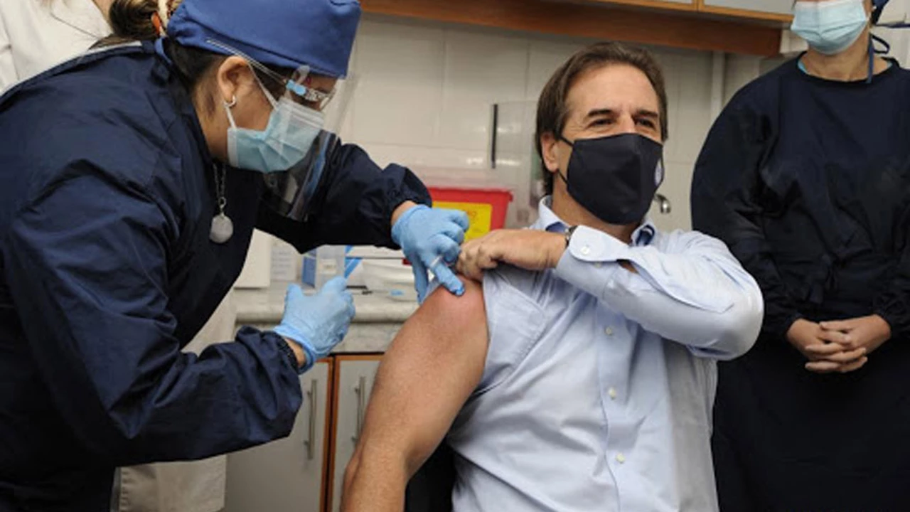 Uruguay libera actividades y aplicará tercera dosis de vacuna contra el Covid