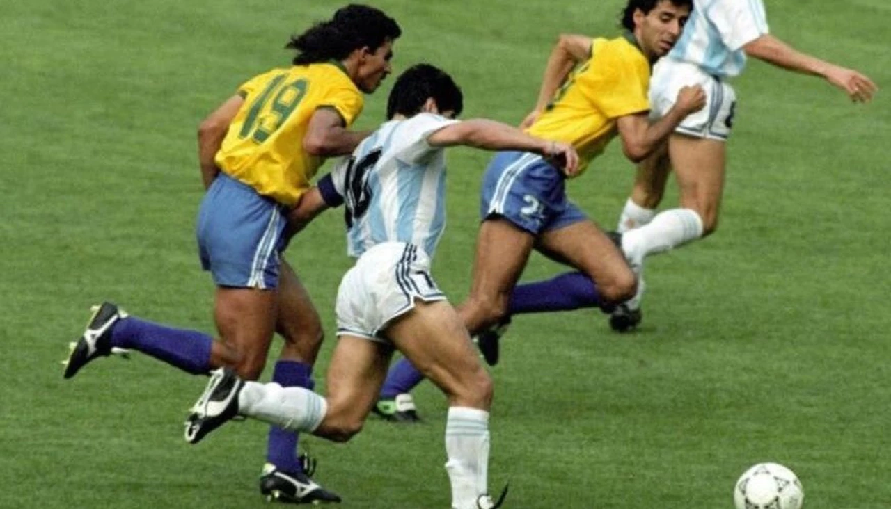Subastan la camiseta de Maradona contra Brasil en Italia 90: cuál es el precio base