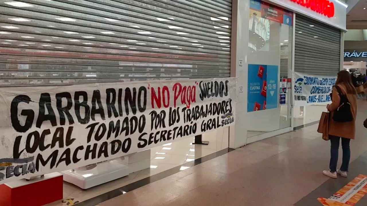 Garbarino, en "desguace": rematan productos para cubrir alquileres y sueldos, mientras cierran más locales