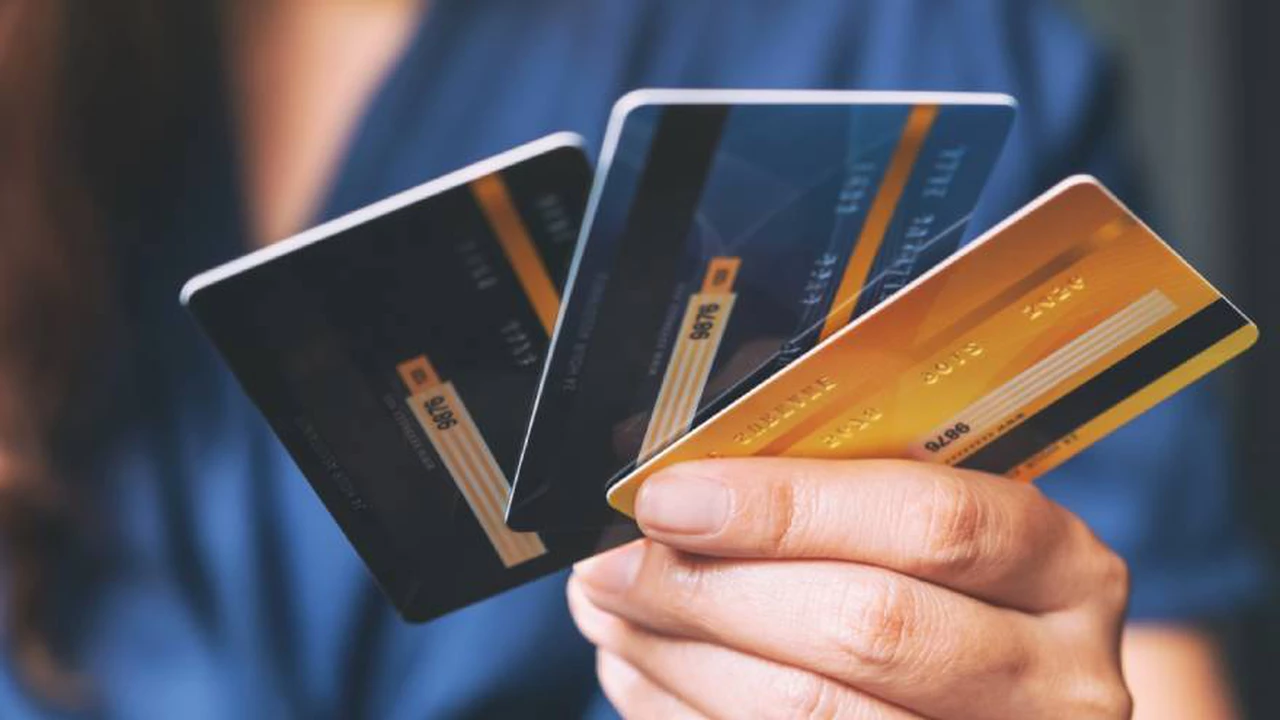Crece 35% las operaciones en dólares con tarjetas de crédito