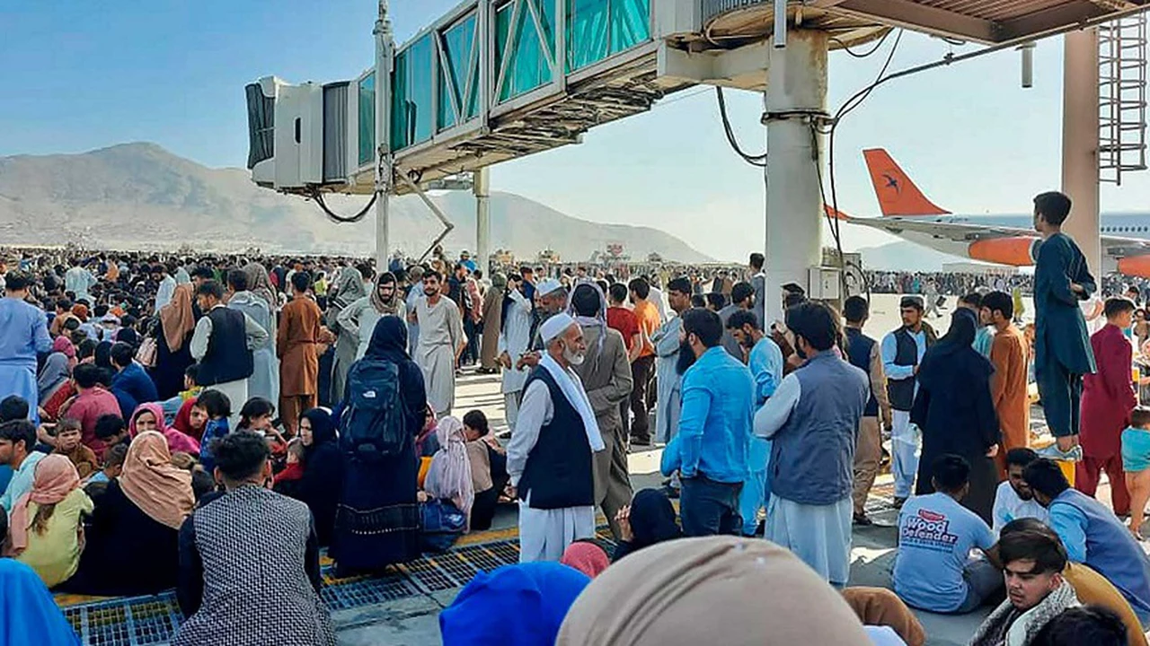 Decenas de aviones de EE.UU. viajan a Kabul mientras 20.000 personas permanecen en el aeropuerto